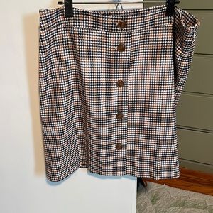 Houndstooth checked skirt in navy, white and gold.